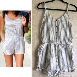 🦋 NWOT Striped Button Romper🦋